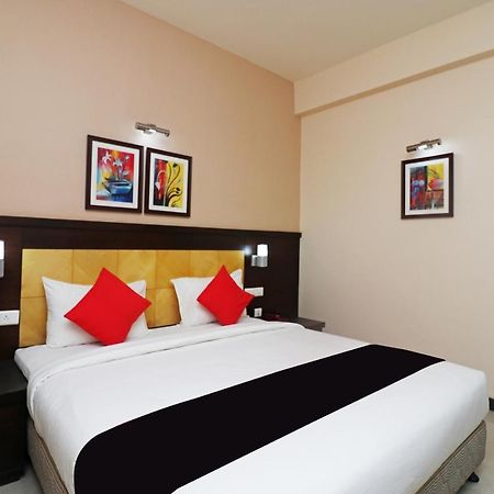 Capital O 40848 Hotel Mirabel Kupand Luaran gambar