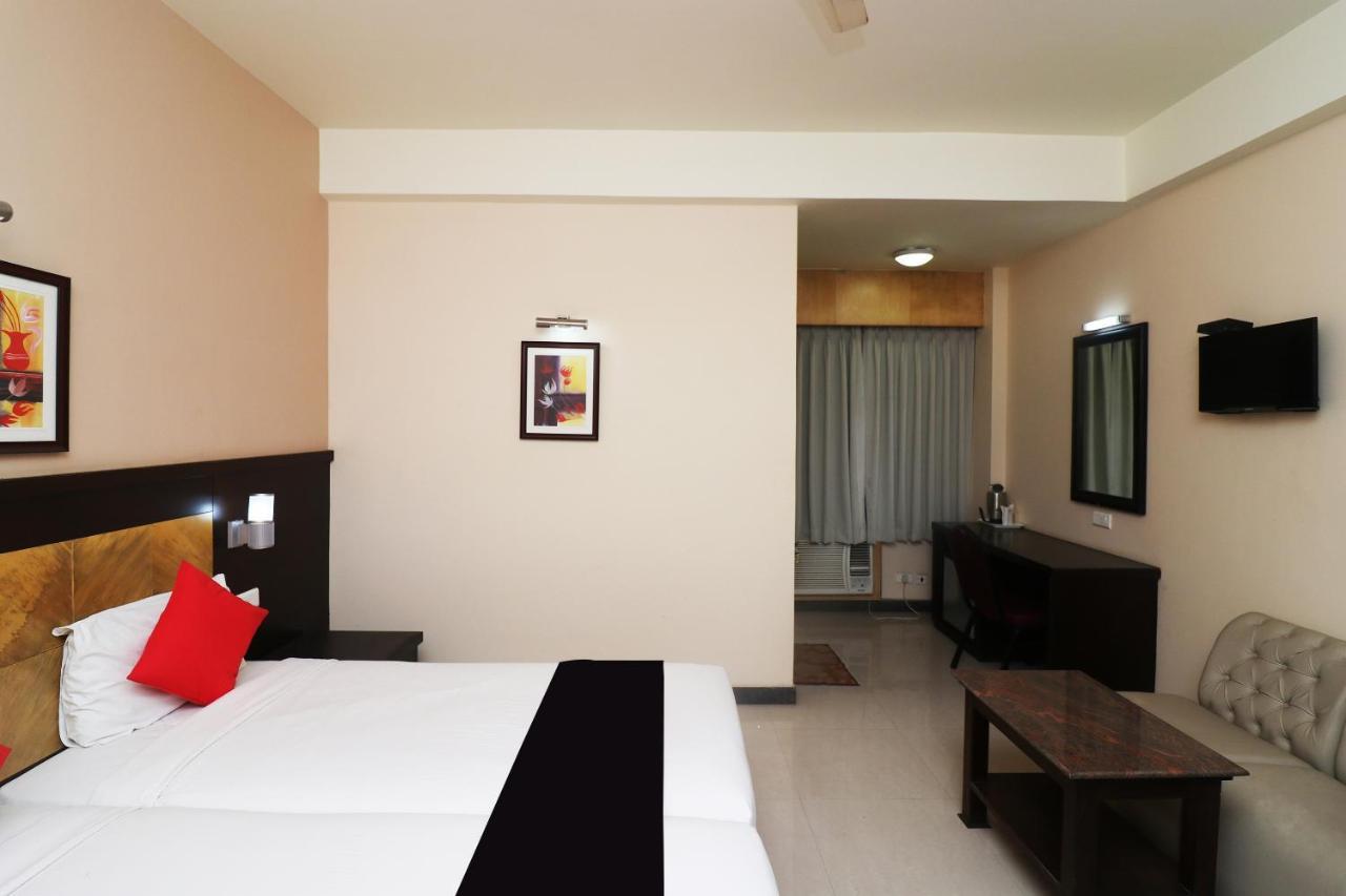 Capital O 40848 Hotel Mirabel Kupand Luaran gambar