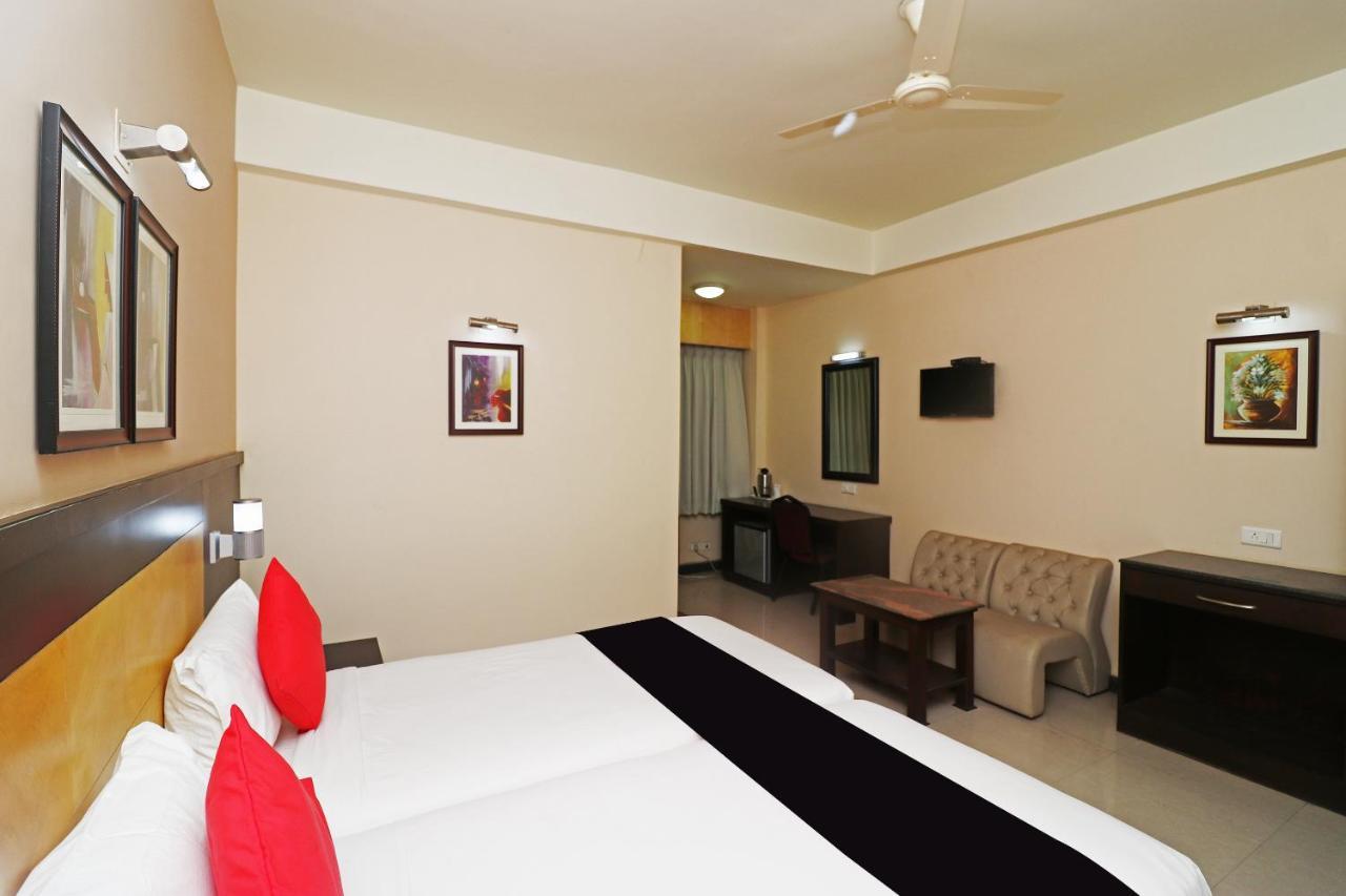Capital O 40848 Hotel Mirabel Kupand Luaran gambar